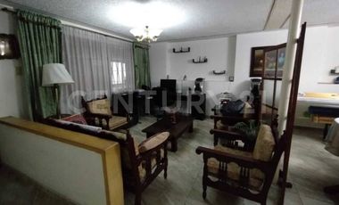 Casa y lote de terreno amplio + terraza libre; excelente: En el Centro de Soacha