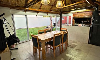 Venta de casa de 2 ambientes con pileta en Moreno