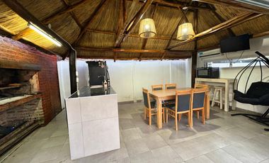 Venta de casa de 2 ambientes con pileta en Moreno