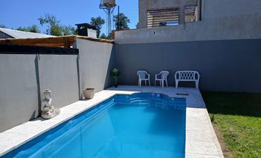 Venta de casa de 2 ambientes con pileta en Moreno