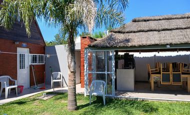 Venta de casa de 2 ambientes con pileta en Moreno