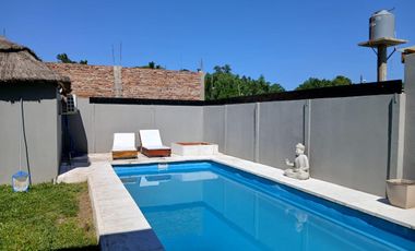 Venta de casa de 2 ambientes con pileta en Moreno