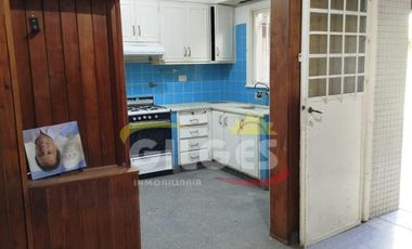 Alquiler de Casa 5 Ambientes en 2 plantas  en Ramos Mejia Con cochera cubierta, patio con parrilla
