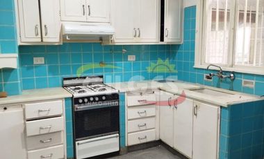 Alquiler de Casa 5 Ambientes en 2 plantas  en Ramos Mejia Con cochera cubierta, patio con parrilla
