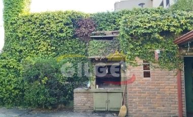 Alquiler de Casa 5 Ambientes en 2 plantas  en Ramos Mejia Con cochera cubierta, patio con parrilla