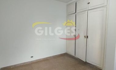 Alquiler de Casa 5 Ambientes en 2 plantas  en Ramos Mejia Con cochera cubierta, patio con parrilla