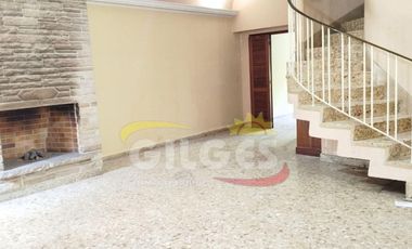 Alquiler de Casa 5 Ambientes en 2 plantas  en Ramos Mejia Con cochera cubierta, patio con parrilla