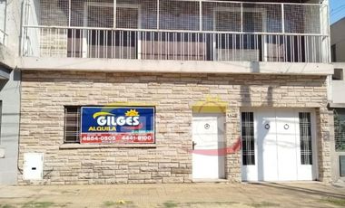 Alquiler de Casa 5 Ambientes en 2 plantas  en Ramos Mejia Con cochera cubierta, patio con parrilla