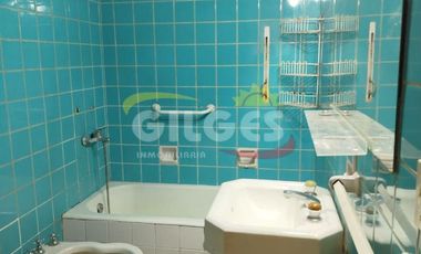 Alquiler de Casa 5 Ambientes en 2 plantas  en Ramos Mejia Con cochera cubierta, patio con parrilla