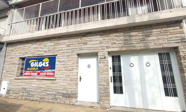 Alquiler de Casa 5 Ambientes en 2 plantas  en Ramos Mejia Con cochera cubierta, patio con parrilla