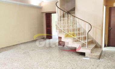 Alquiler de Casa 5 Ambientes en 2 plantas  en Ramos Mejia Con cochera cubierta, patio con parrilla