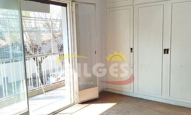 Alquiler de Casa 5 Ambientes en 2 plantas  en Ramos Mejia Con cochera cubierta, patio con parrilla