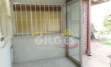 Alquiler de Casa 5 Ambientes en 2 plantas  en Ramos Mejia Con cochera cubierta, patio con parrilla