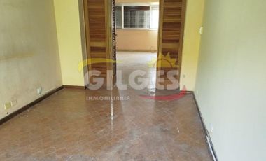 Alquiler de Casa 5 Ambientes en 2 plantas  en Ramos Mejia Con cochera cubierta, patio con parrilla