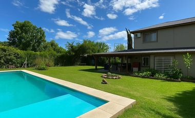 Casa Familiar en venta sobre lote 580 m2  El Pato Berazategui recibe permuta