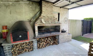 Casa Familiar en venta sobre lote 580 m2  El Pato Berazategui recibe permuta