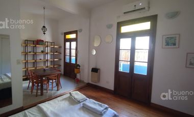 Departamento con balcón en alquiler temporario.