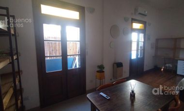 Departamento con balcón en alquiler temporario.