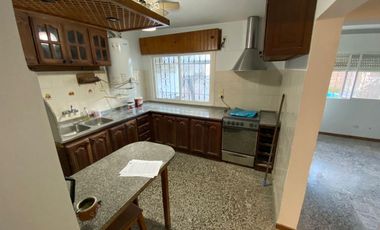 Casa de cuatro dormitorios en Granadero Baigorria Chile al 600 Alquiler