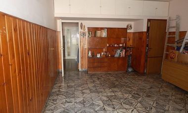 Casa en venta - 2 Dormitorios 1 Baño - 240mts2 - Chivilcoy