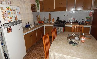 Casa en venta - 2 Dormitorios 1 Baño - 240mts2 - Chivilcoy