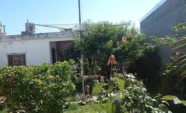 Casa en venta - 2 Dormitorios 1 Baño - 240mts2 - Chivilcoy