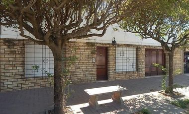 Casa en venta - 2 Dormitorios 1 Baño - 240mts2 - Chivilcoy