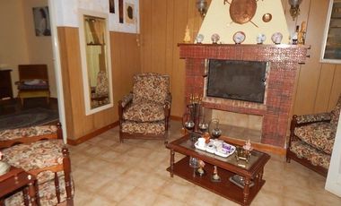 Casa en venta - 2 Dormitorios 1 Baño - 240mts2 - Chivilcoy