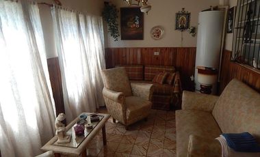 Casa en venta - 2 Dormitorios 1 Baño - 240mts2 - Chivilcoy