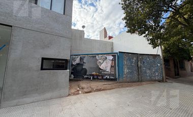 Importante Local esquina doble altura en Avenida Colón