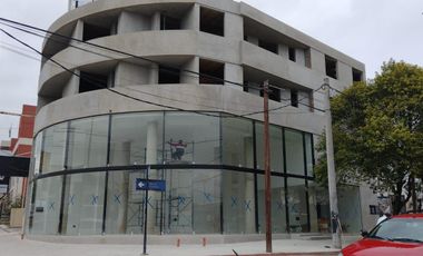 Importante Local esquina doble altura en Avenida Colón
