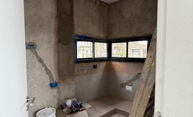 Importante Local esquina doble altura en Avenida Colón