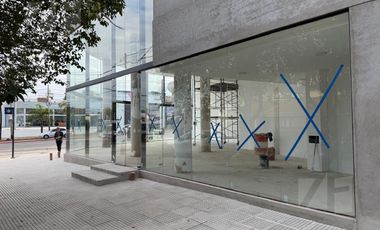 Importante Local esquina doble altura en Avenida Colón