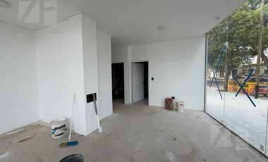 Importante Local esquina doble altura en Avenida Colón