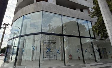 Importante Local esquina doble altura en Avenida Colón