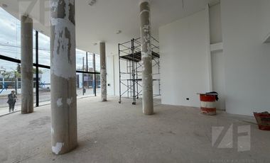 Importante Local esquina doble altura en Avenida Colón