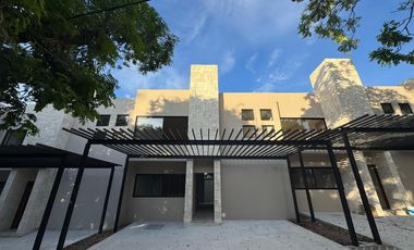 CASA DE 3 RECÁMARAS, TERRAZA, BALCÓN,ALBERCA PRIVADA. PLAYA DEL CARMEN. ENTREGA INMEDIATA.