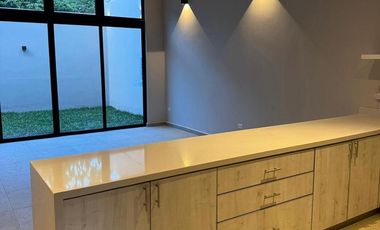 CASA DE 3 RECÁMARAS, TERRAZA, BALCÓN,ALBERCA PRIVADA. PLAYA DEL CARMEN. ENTREGA INMEDIATA.