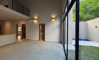 CASA DE 3 RECÁMARAS, TERRAZA, BALCÓN,ALBERCA PRIVADA. PLAYA DEL CARMEN. ENTREGA INMEDIATA.