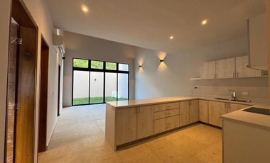 CASA DE 3 RECÁMARAS, TERRAZA, BALCÓN,ALBERCA PRIVADA. PLAYA DEL CARMEN. ENTREGA INMEDIATA.