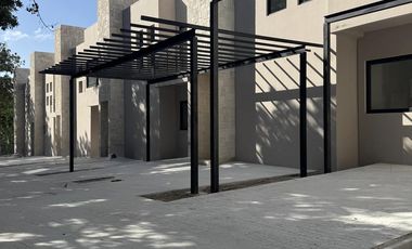 CASA DE 3 RECÁMARAS, TERRAZA, BALCÓN,ALBERCA PRIVADA. PLAYA DEL CARMEN. ENTREGA INMEDIATA.