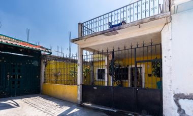 Venta de casa en Cda. San Juan Xochimilco con local comercial