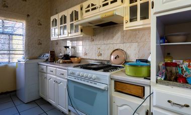 Venta de casa en Cda. San Juan Xochimilco con local comercial