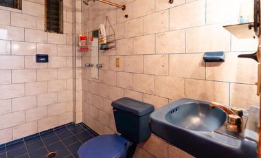 Venta de casa en Cda. San Juan Xochimilco con local comercial