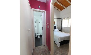 EXCELENTE DEPARTAMENTO DE 2 AMBIENTES, TODOS LOS SERVICIOS