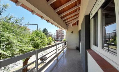 EXCELENTE DEPARTAMENTO DE 2 AMBIENTES, TODOS LOS SERVICIOS