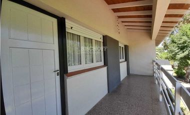 EXCELENTE DEPARTAMENTO DE 2 AMBIENTES, TODOS LOS SERVICIOS