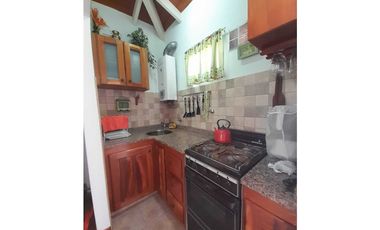 EXCELENTE DEPARTAMENTO DE 2 AMBIENTES, TODOS LOS SERVICIOS