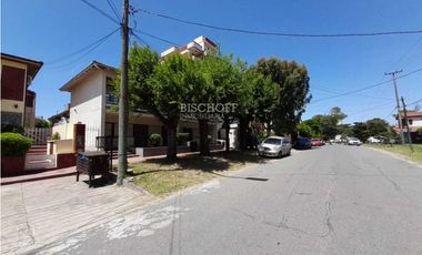 EXCELENTE DEPARTAMENTO DE 2 AMBIENTES, TODOS LOS SERVICIOS