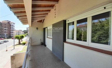 EXCELENTE DEPARTAMENTO DE 2 AMBIENTES, TODOS LOS SERVICIOS